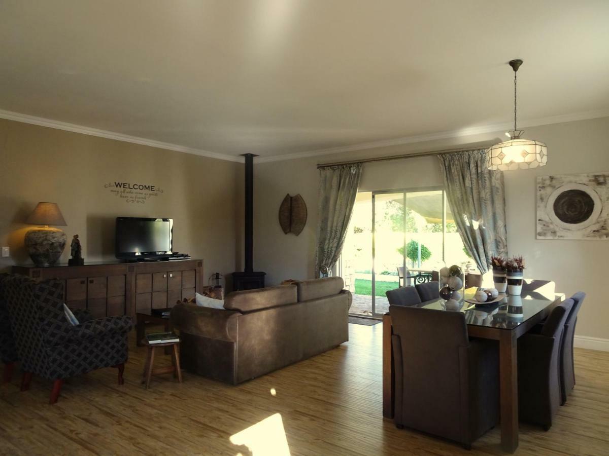 African Palm Cottage And Guesthouse Дурбанвілл Екстер'єр фото
